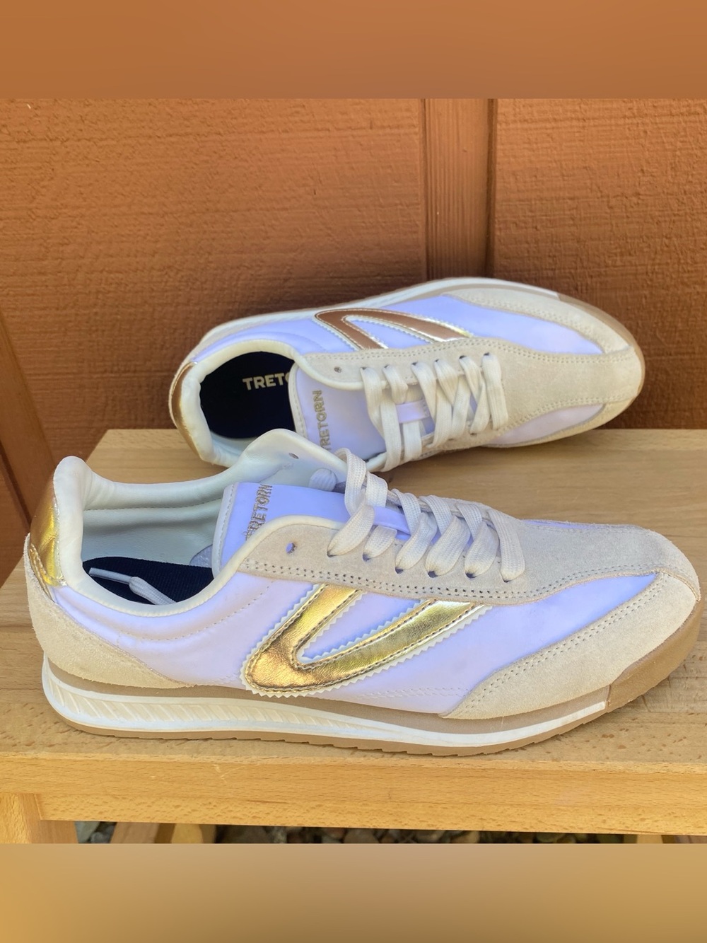 NWT 7.5 Women’s Tretorn White and Gold Retro Runner Casual Sneakers